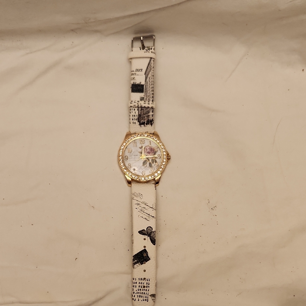 Elegant Gold and Cream Watch